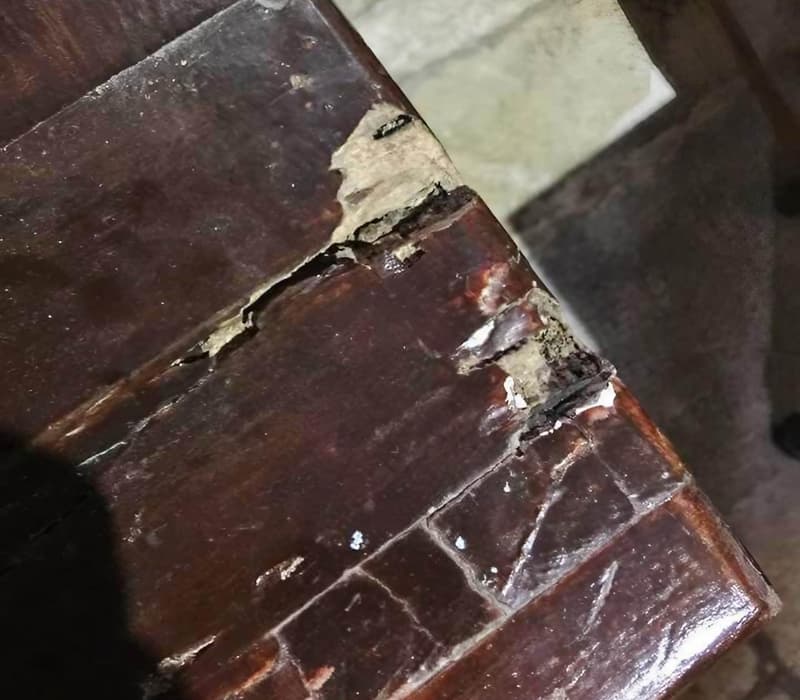 Aplicación de un tratamiento protector sobre madera afectada por plagas en A Coruña